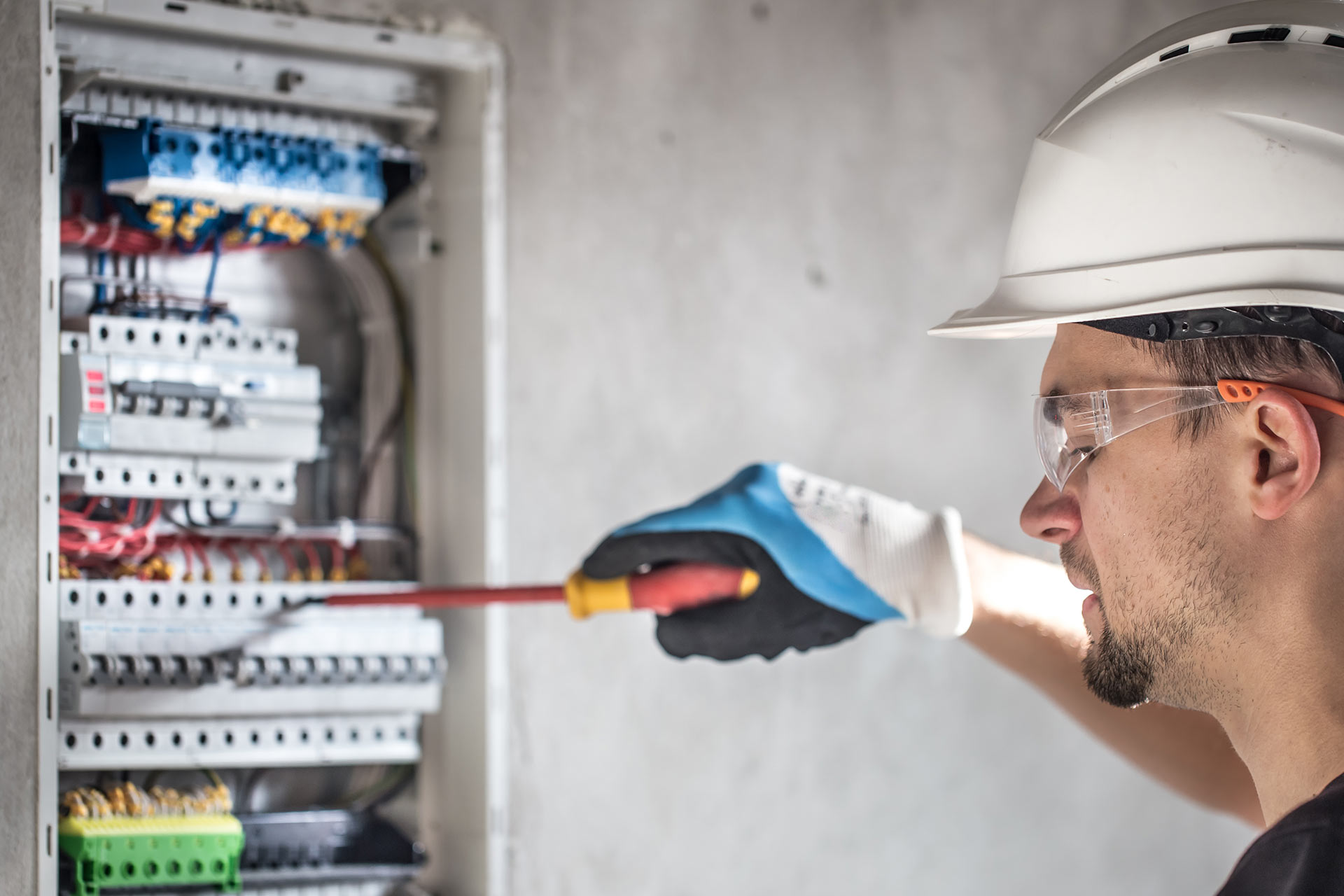 man-an-electrical-technician-working-in-a-switchbo-K8Y4TNEa.jpg